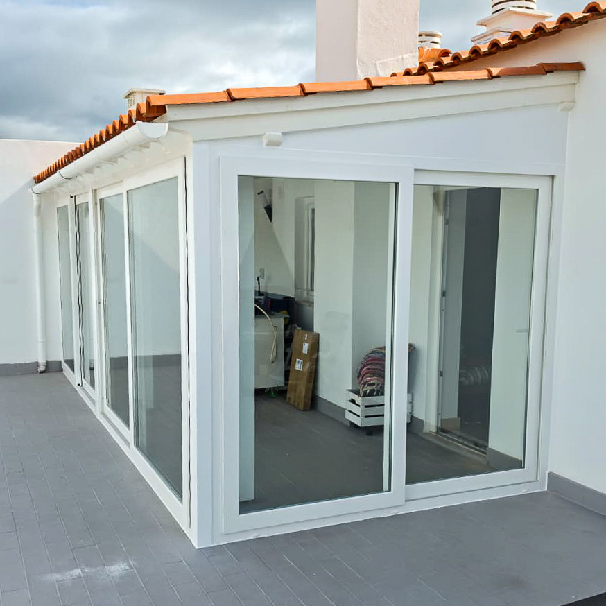 Fecho de terraço em esquina, portas de correr