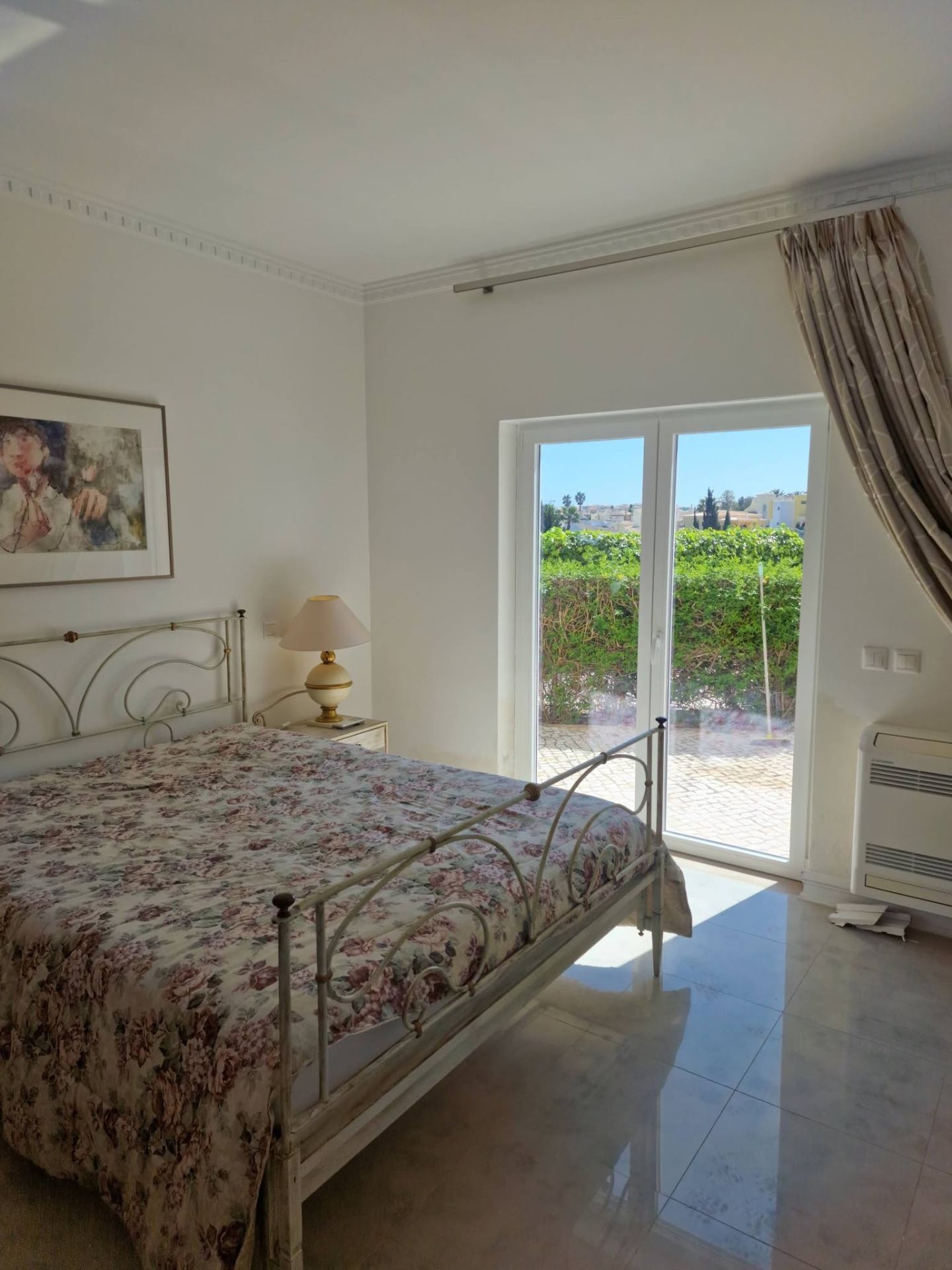 Quarto com porta-janela para o jardim