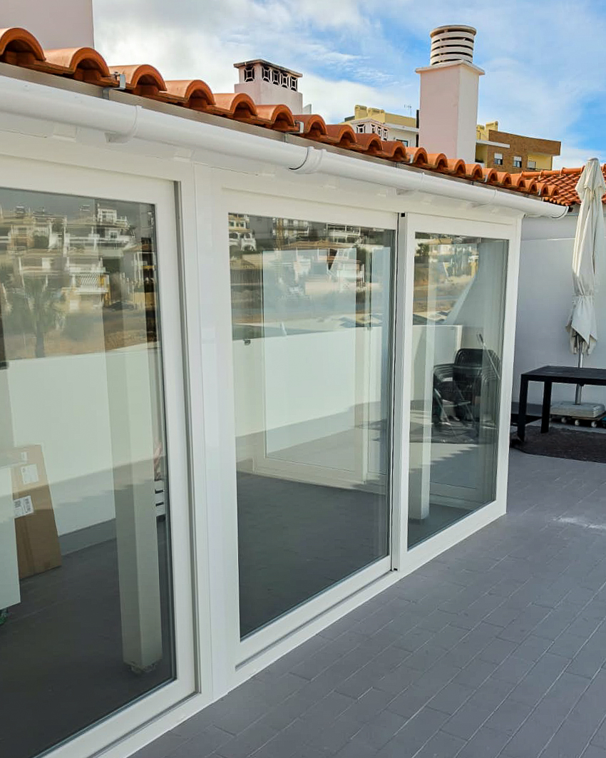 Fecho de terraço com portas de correr em PVC branco